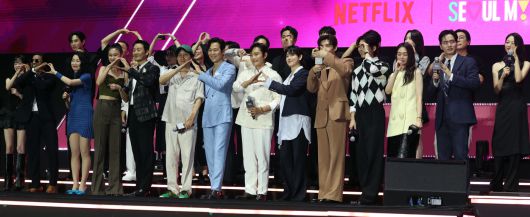 황동혁 감독이 28일 오후 서울광장에서 열린 오징어 게임 시즌3 글로벌 피날레 무대인사에서 출연배우들과 포즈를 취하고 있다. 2025.6.28/뉴스1 ⓒ News1 황기선 기자