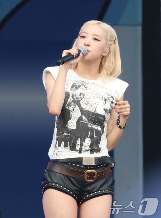 블랙핑크 로제가 28일 오후 인천 서구 인천아시아드 주경기장에서 열린 '싸이 흠뻑쇼 SUMMER SWAG 2025 - 인천'에 특별 게스트로 출연해 화려한 무대를 선보이고 있다. ⓒ News1 권현진 기자