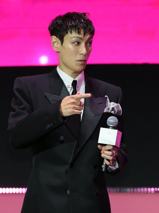 그룹 빅뱅 출신 배우 최승현(탑)이 28일 오후 서울광장에서 열린 오징어 게임 시즌3 글로벌 피날레 무대인사에서 퇴장하고 있다. 2025.6.28/뉴스1 ⓒ News1 황기선 기자