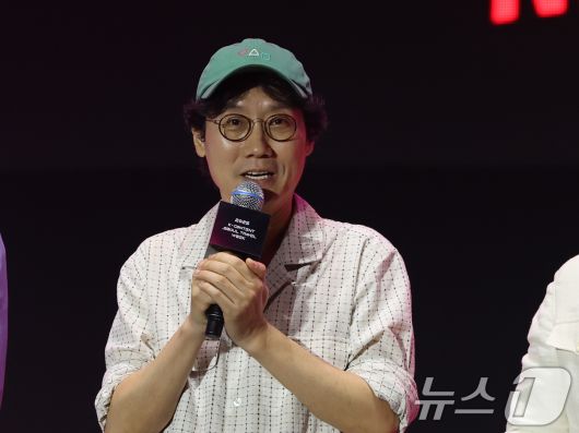 황동혁 감독이 28일 오후 서울광장에서 열린 오징어 게임 시즌3 글로벌 피날레 무대인사에서 발언을 하고 있다. 2025.6.28/뉴스1 ⓒ News1 황기선 기자