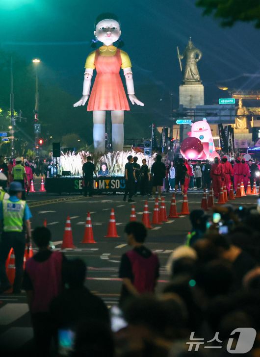 28일 오후 서울 광화문광장에서 서울광장까지 '오징어 게임 시즌3 글로벌 피날레 퍼레이드'가 진행되고 있다. 2025.6.28/뉴스1 ⓒ News1 황기선 기자