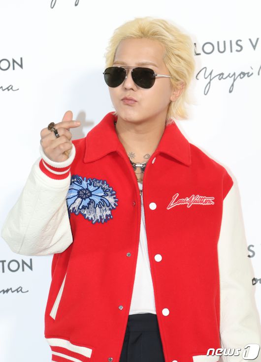 위너 송민호가 6일 서울 강남구 루이비통 메종 서울에서 열린 루이비통과 쿠사마 야요이와의 협업 기념행사에서 포즈를 취하고 있다. 2023.1.6/뉴스1 ⓒ News1 권현진 기자