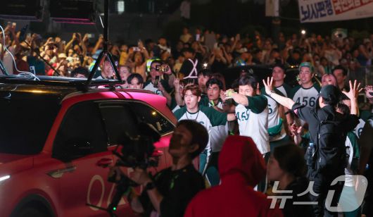 28일 오후 서울 광화문광장에서 서울광장까지 '오징어 게임 시즌3 글로벌 피날레 퍼레이드'가 진행되고 있다. 2025.6.28/뉴스1 ⓒ News1 황기선 기자