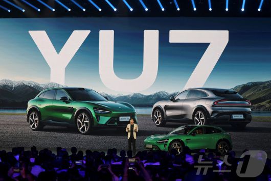 레이 쥔 샤오미 최고경영자가 22일 베이징에서 첫 SUV 모델인 YU7을 소개하고 있다. ⓒ 로이터=뉴스1 ⓒ News1 박형기 기자