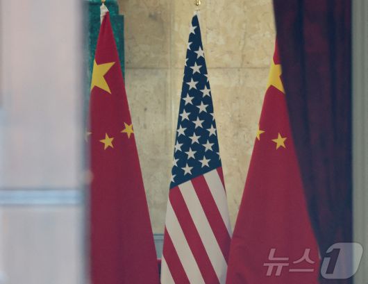10일 미국과 중국의 무역 협상 장소인 영국 런던 랭커스터 하우스에 양국의 국기인 성조기와 오성홍기가 비치돼 있다. 2025.6.10 ⓒ 로이터=뉴스1 ⓒ News1 강민경 기자