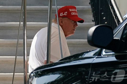 도널드 트럼프 미국 대통령이 지난 28일(현지시간) 워싱턴DC 트럼프 내셔널 골프클럽에서 린지 그레이엄(사우스캐롤라이나) 상원의원 등과 골프 라운드 후 백악관에 도착한 차량에서 내려 건물 입구로 향하려 하고 있다. 2025.06.29 ⓒ 로이터=뉴스1 ⓒ News1 류정민 특파원