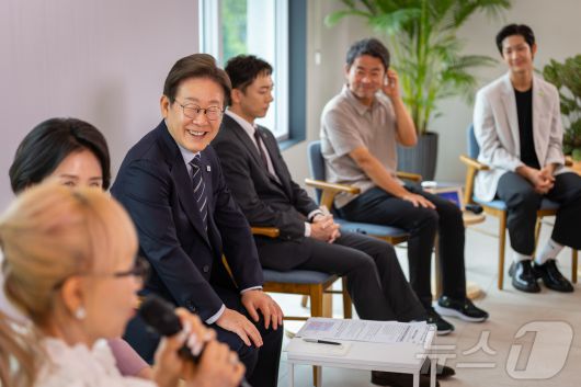 이재명 대통령이 30일 서울 용산 대통령실 파인그라스에서 열린 문화예술계 수상자 간담회에서 프랑스 문화예술훈장 최고등급 코망되르 훈장을 받은 조수미 소프라노의 발언을 들으며 미소를 짓고 있다. (대통령실 제공. 재판매 및 DB 금지) 2025.6.30/뉴스1 ⓒ News1 이재명 기자