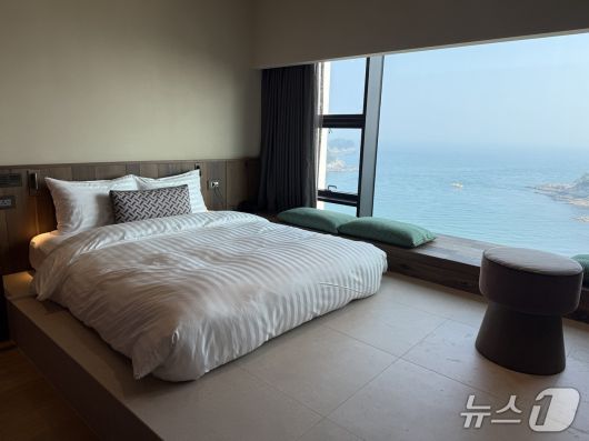 쏠비치남해 빌라 객실 중 루나 복츰 오션룸의 침실. ⓒ 뉴스1 김형준 기자