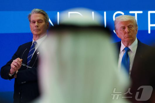 스콧 베선트 미국 재무장관(왼쪽)과 도널드 트럼프 미국 대통령이 16일 아랍에미리트(UAE) 아부다비에서 열린 한 비즈니스 포럼에 참석하고 있다. 2025.5.16 ⓒ 로이터=뉴스1 ⓒ News1 강민경 기자