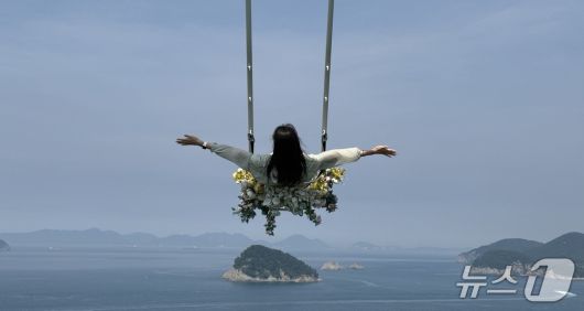 쏠비치남해 인근에 위치한 설리스카이워크에서 한 방문객이 그네를 타고 있다. ⓒ 뉴스1 김형준 기자