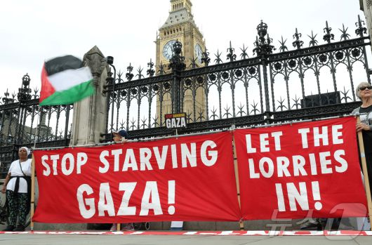 26일(현지시간) 영국 런던의 국회의사당 밖에서 시위대가 이스라엘의 가자지구 포위 공격을 즉각 중단할 것을 촉구하고 있다. 2025.06.26. ⓒ 로이터=뉴스1 ⓒ News1 권영미 기자