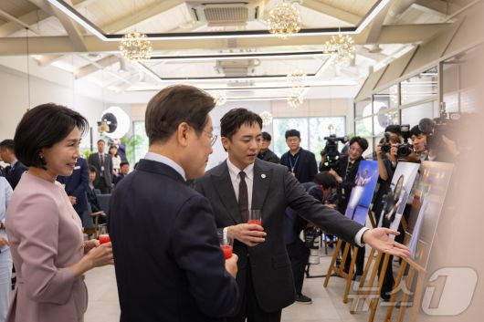 이재명 대통령과 부인 김혜경 여사가 30일 서울 용산 대통령실 파인그라스에서 열린 문화예술계 수상자 간담회에서 뮤지컬 '어쩌면 해피엔딩'으로 토니상 6관왕을 달성한 박천휴 작가에게 설명을 듣고 있다. (대통령실 제공. 재판매 및 DB 금지) 2025.6.30/뉴스1 ⓒ News1 이재명 기자