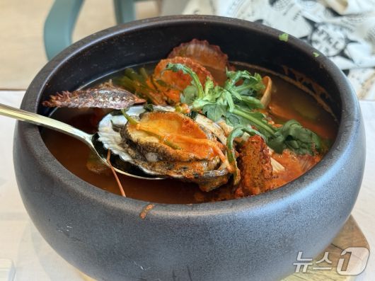 쏠비치남해 '소울다이닝 바래'에서 맛볼 수 있는 해물뚝배기. ⓒ 뉴스1 김형준 기자