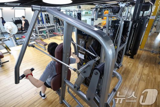 30일 서울 서초구 방배열린문화센터 코오롱스포렉스에서 시민들이 운동을 하고 있다. 2025.6.30/뉴스1 ⓒ News1 민경석 기자