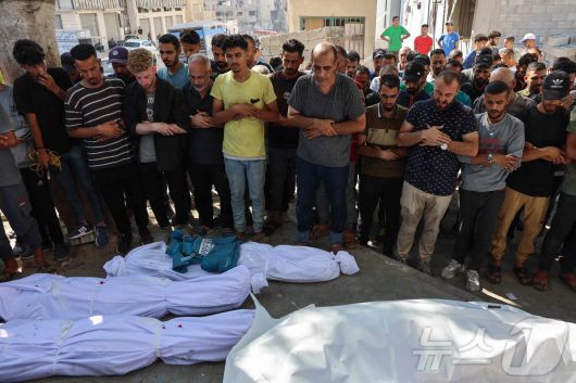 30일(현지시간) 가자지구 알시파 병원에서 팔레스타인인들이 이스라엘 공습으로 사망한 이들을 위해 기도하고 있다. 2025.06.30 ⓒ AFP=뉴스1 ⓒ News1 이지예 객원기자