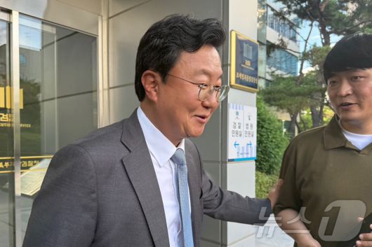 서울중앙지검장에 임명된 정진우 서울북부지검장이 1일 오후 서울 도봉구 서울북부지검 청사에서 퇴근하고 있다. 2025.7.1/뉴스1 ⓒ News1 김형준 기자