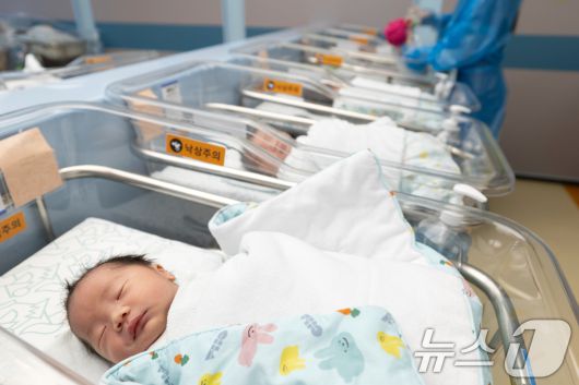 25일 경기 고양시 일산차병원 신생아실에서 간호사가 아기를 돌보고 있다. 2025.6.25/뉴스1 ⓒ News1 이승배 기자