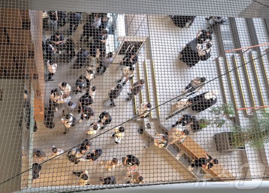 삼성파운드리포럼(SFF)·세이프(SAFE)포럼 한국 행사가 열린 1일 서울 서초동 삼성금융캠퍼스에서 협력사 관계자들이 북적이고 있다. 2025.7.1/뉴스1 ⓒ News1 최동현 기자