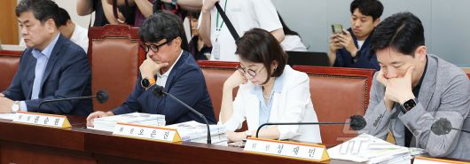 1일 세종시 정부세종청사 고용노동부에서 열린 최저임금위원회 제8차 전원회의에 참석한 공익위원들과 이인재 위원장(왼쪽)이 노사 위원들의 발언을 듣고 있다. 2025.7.1/뉴스1 ⓒ News1 김기남 기자
