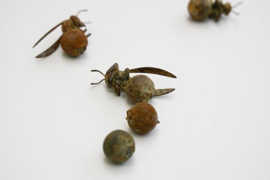 원민영 'Grape-Laying Bees', 2025 Metallic paint on resin Courtesy of the artist. (갤러리 상히읗 제공)
