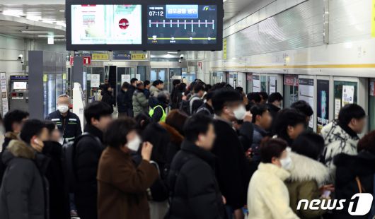 28일 오전 경기 김포시 김포골드라인 구래역에서 출근길에 오른 시민들이 열차를 기다리고 있다. 2023.12.28/뉴스1 ⓒ News1 구윤성 기자