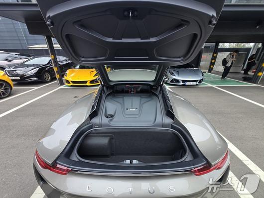 27일 경기 고양의 로터스자동차코리아 서비스센터에서 촬영한 미드십 스포츠카 에미라(Emira) 2.0 터보 외관. 2025.06.27/뉴스1 김성식 기자