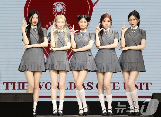 블링원 클로이(왼쪽부터)와 카트리나, 케시, 엘리, 라니가 2일 오전 서울 중구 월드케이팝센터에서 열린 3집 디지털 싱글 ‘미스터’ 발매 기념 쇼케이스에서 포즈를 취하고 있다. 2025.7.2/뉴스1 ⓒ News1 권현진 기자