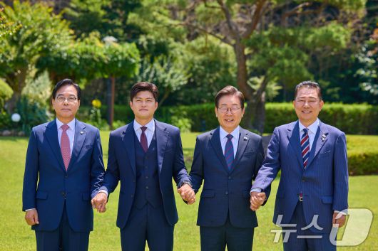 이재명 대통령이 22일 서울 한남동 관저에서 여야 지도부와 가진 오찬에 앞서 기념촬영하고 있다. 왼쪽부터 송언석 국민의힘 원내대표, 김용태 비상대책위원장, 이 대통령, 김병기 더불어민주당 당대표 직무대행 겸 원내대표. (대통령실 제공. 재판매 및 DB 금지) 2025.6.22/뉴스1 ⓒ News1 허경 기자