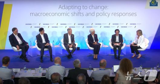 1일(현지시간) 유럽중앙은행(ECB) 신트라 포럼 정책 토론. 왼쪽부터 베일리 영란은행 총재, 이창용 한국은행 총재, 파월 연준 의장, 라가르드 ECB 총재, 우에다 일본은행 총재. (ECB 유튜브 갈무리)