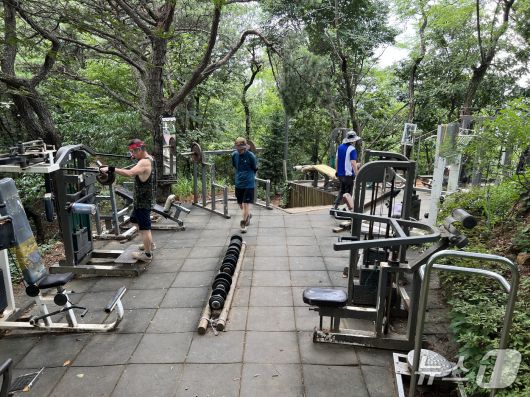 서울 은평구 백련산 중턱에 위치한 체육 시설에서 등산객들이 운동을 하고 있다. 2025.7.2/뉴스1 ⓒ News1 심서현 기자