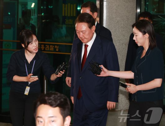 윤석열 전 대통령이 29일 새벽 서울 서초구 서울고등검찰청 청사에 마련된 내란특검 사무실에서 피의자 신분으로 조사를 마친 뒤 귀가하고 있다.(공동취재) 2025.6.29/뉴스1 ⓒ News1 김성진 기자