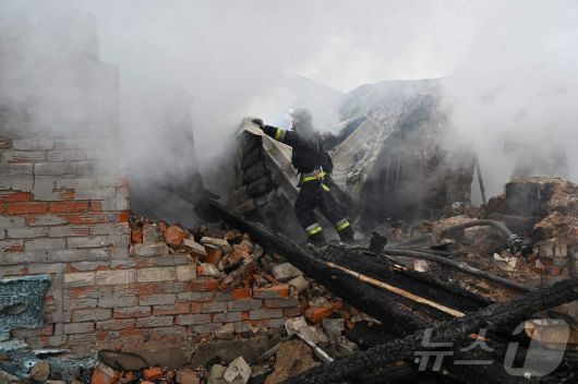 지난해 12월 25일(현지시간) 우크라이나 하르키우에서 러시아 군의 드론 공격을 받은 주택을 소방대원이 진화 작업을 하는 모습. 2024.12.27 ⓒ AFP=뉴스1 ⓒ News1 우동명 기자