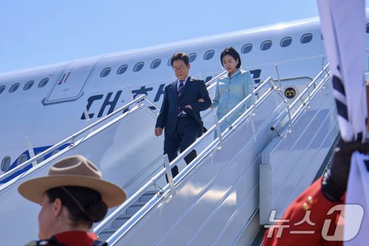 대통령실은 주요 7개국(G7) 정상회의에 참석한 이재명 대통령이 지난달 16일(현지시간) 캐나다 앨버타주 캘거리국제공항에 도착해 김혜경 여사와 공군 1호기에서 내리는 모습을 같은달 19일 SNS를 통해 공개했다. (이재명 대통령 SNS. 재판매 및 DB 금지) 2025.6.19/뉴스1 ⓒ News1 박지혜 기자