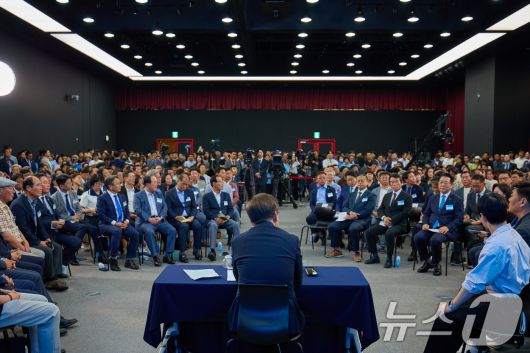 이재명 대통령이 지난달 25일 광주 국립 아시아문화전당에서 광주시민·전남도민 타운홀미팅을 하고 있다. (대통령실 제공. 재판매 및 DB 금지) 2025.6.25/뉴스1 ⓒ News1 허경 기자