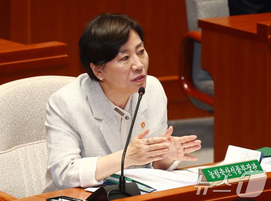 송미령 농림축산식품부 장관이 1일 서울 여의도 국회에서 열린 제426회국회(임시회) 예산결산특별위원회 제2차 전체회의에서 의원 질의에 답변하고 있다. 2025.7.1/뉴스1 ⓒ News1 김민지 기자