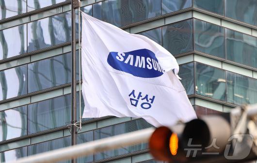 삼성전자가 지난해 4분기 시장 전망치를 밑도는 6조원대 영업이익을 냈다. 삼성전자는 8일 잠정 실적 공시를 통해 지난해 4분기 연결기준 매출 75조원을 달성했다고 밝혔다. 지난해 같은 기간보다 10.7% 증가한 수치다. 영업이익은 같은 기간 130.5% 늘어난 6조5000억원을 기록했다. 사진은 이날 서울 서초구 삼성전자 서초사옥. 2025.1.8/뉴스1 ⓒ News1 김도우 기자