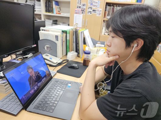 3일 오전 전남대학교 신문방송사에서 영문잡지 ‘전남 트리뷴’의 최다니엘 기자(24)가 이재명 대통령의 취임 30일 기자회견을 유튜브로 시청하고 있다.(재배포 및 DB 금지) 2025.7.3/뉴스1 ⓒ News1 서충섭 기자