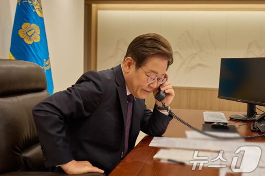 지난달 10일 서울 용산구 대통령실 청사 집무실에서 시진핑 중국 국가주석과 전화 통화하고 있는 이재명 대통령 (대통령실 제공. 재판매 및 DB 금지) 2025.6.10/뉴스1 ⓒ News1 허경 기자