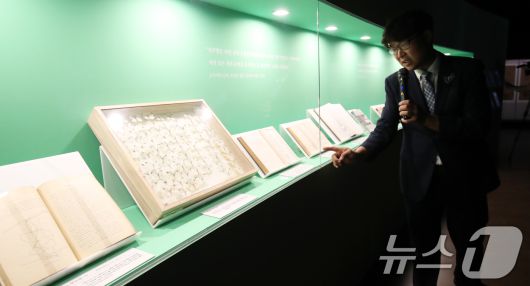 3일 오전 국립제주박물관에서 4일 개막하는 '제주에 나빌레라-광복 80주년 기념 석주명 특별전' 언론공개회가 열리고 있다. 2025.7.3/뉴스1 ⓒ News1 오현지 기자