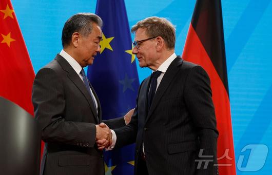 요한 바데풀(오른쪽) 독일 외무장관과 왕이 중국 외교부장이 3일(현지시간) 독일 베를린에서 열린 공동 기자회견 이후 악수를 하고 있다. 2025.07.03 ⓒ AFP=뉴스1 ⓒ News1 정은지 특파원