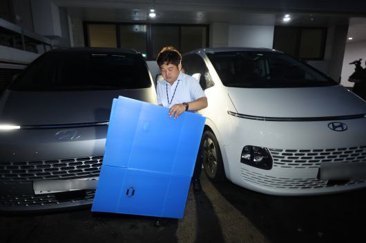 윤석열 전 대통령 배우자 김건희 여사 의혹을 수사하는 민중기 특별검사팀이 3일 오후 서울 종로구 삼부토건 본사에서 압수수색 박스를 들고 사무실로 이동하고 있다. 2025.7.3/뉴스1 ⓒ News1 황기선 기자