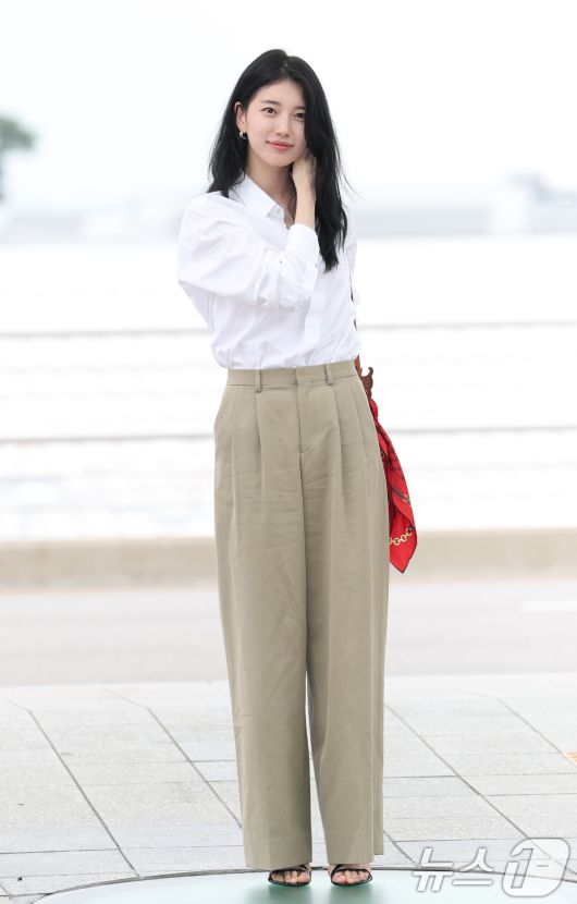 배우 수지가 해외 일정을 위해 4일 오전 인천공항에 도착해 미소를 짓고 있다. ⓒ News1 권현진 기자