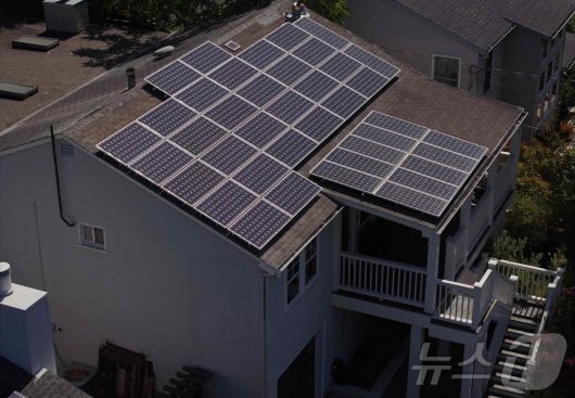 올해 6월 3일(현지시간) 미 캘리포니아주 산 라파엘의 한 주택 지붕에 태양광 패널이 설치되어 있는 모습. ⓒ AFP=뉴스1 ⓒ News1 류정민 특파원