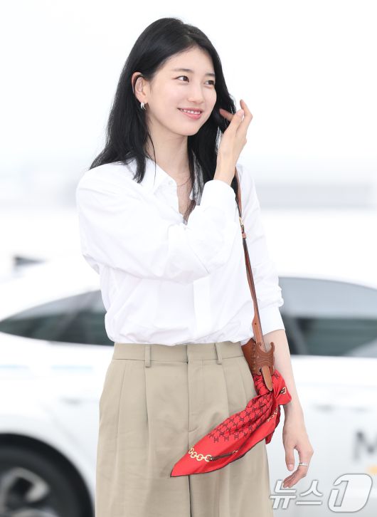 배우 수지가 해외 일정을 위해 4일 오전 인천공항을 통해 출국하며 미소를 짓고 있다. ⓒ News1 권현진 기자