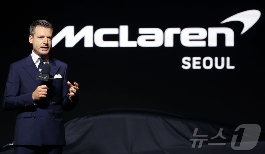 헨릭 빌헬름스마이어 맥라렌 오토모티브 CCO가 4일 서울 중구 장충단로 반얀트리 클럽 앤 스파 서울에서 열린 맥라렌 서울 리론칭 이벤트에서 축사를 하고 있다. 2025.7.4/뉴스1 ⓒ News1 김진환 기자