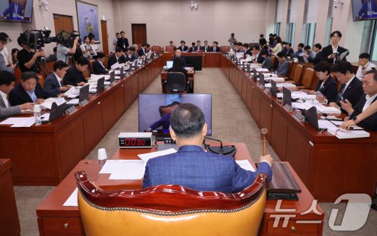이철규 국회 산업통상자원중소벤처기업위원회 위원장이 4일 오전 서울 여의도 국회에서 열린 제426회국회(임시회) 제2차 전체회의에서 의사봉을 두드리고 있다.  2025.7.4/뉴스1 ⓒ News1 안은나 기자