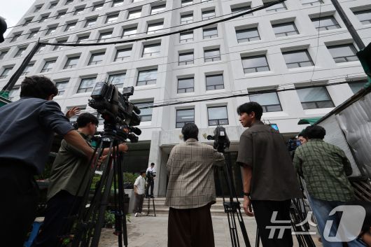 윤석열 전 대통령 배우자 김건희 여사 의혹을 수사하는 민중기 특별검사팀이 3일 오전 서울 종로구 삼부토건에 대한 압수수색에 돌입한 가운데 취재진이 대기하고 있다. 2025.7.3/뉴스1 ⓒ News1 장수영 기자