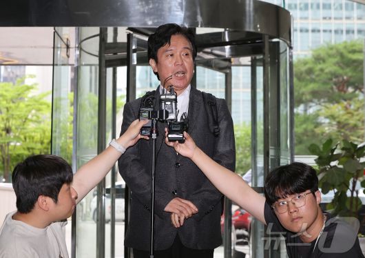 철도 기관사 출신 김영훈 고용노동부 장관 후보자가 24일 오후 서울 중구 서울지방고용노동청 인사청문회 준비 사무실로 출근하며 취재진 질문에 답하고 있다. 2025.6.24/뉴스1 ⓒ News1 김진환 기자