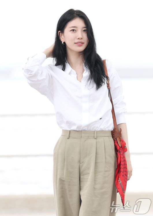 배우 수지가 해외 일정을 위해 4일 오전 인천공항에 도착해 출국장으로 이동하고 있다. ⓒ News1 권현진 기자