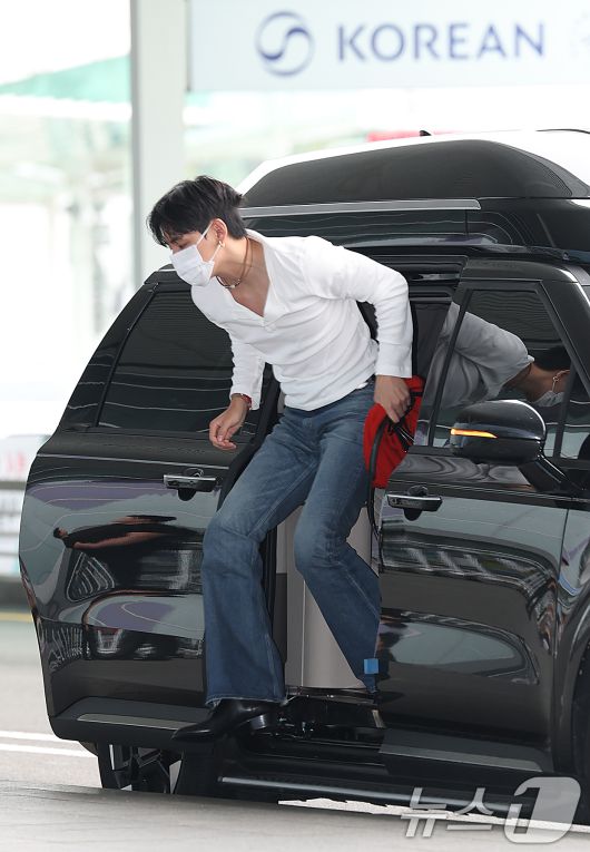 방탄소년단(BTS) 뷔(본명 김태형)가 해외 일정을 위해 4일 오전 인천국제공항에 도착해 하차하고 있다. ⓒ News1 권현진 기자